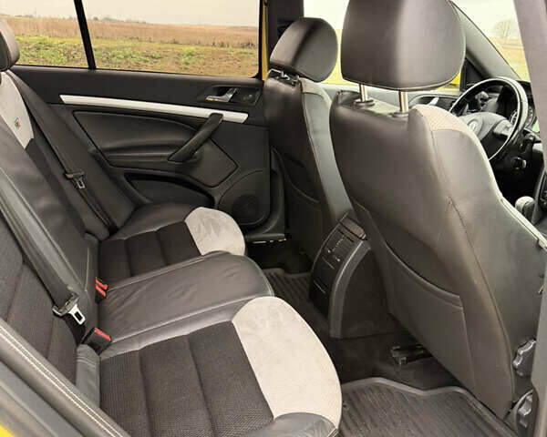 Желтый Шкода Октавия, объемом двигателя 1.97 л и пробегом 331 тыс. км за 6000 $, фото 10 на Automoto.ua