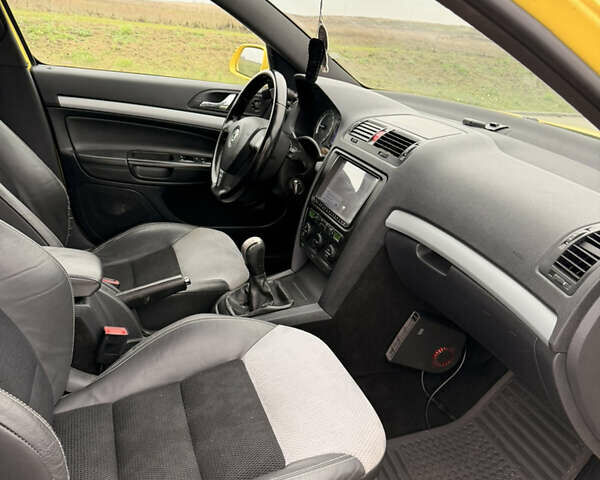 Желтый Шкода Октавия, объемом двигателя 1.97 л и пробегом 331 тыс. км за 6000 $, фото 8 на Automoto.ua