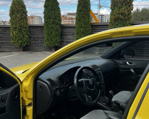Желтый Шкода Октавия, объемом двигателя 1.98 л и пробегом 250 тыс. км за 7700 $, фото 8 на Automoto.ua