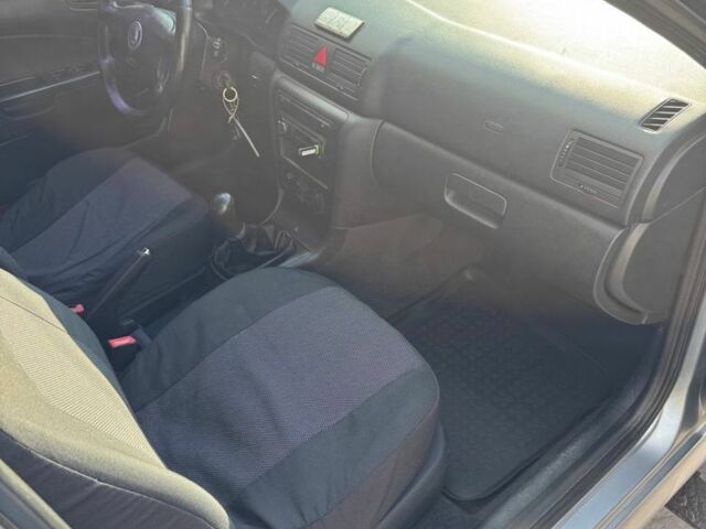 Серый Шкода Октавия, объемом двигателя 1.6 л и пробегом 290 тыс. км за 3900 $, фото 3 на Automoto.ua