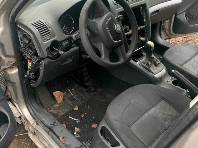 Серый Шкода Октавия, объемом двигателя 1.6 л и пробегом 120 тыс. км за 2500 $, фото 5 на Automoto.ua