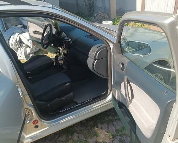 Шкода Октавия 2003 в Макарове на Automoto.ua Серый Шкода Октавия, объемом двигателя 1.6 л и пробегом 253 тыс. км за 4900 $, фото 4 на Automoto.ua