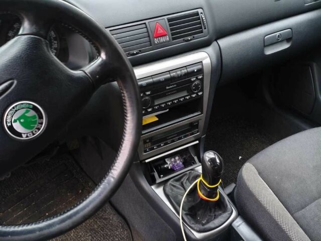 Сірий Шкода Октавія, об'ємом двигуна 2 л та пробігом 250 тис. км за 4700 $, фото 1 на Automoto.ua