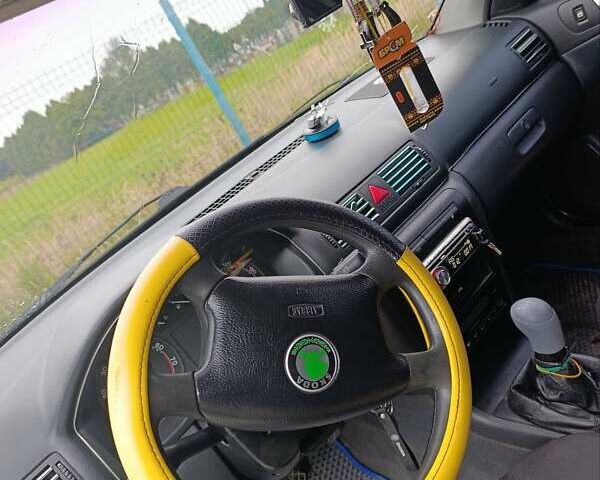 Шкода Октавія 2003 у Кельменцах на Automoto.ua Сірий Шкода Октавія, об'ємом двигуна 1.6 л та пробігом 211 тис. км за 4000 $, фото 3 на Automoto.ua