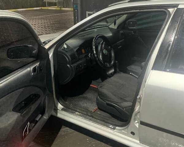 Серый Шкода Октавия, объемом двигателя 1.6 л и пробегом 305 тыс. км за 4500 $, фото 2 на Automoto.ua