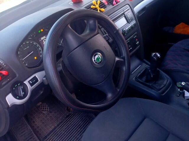 Серый Шкода Октавия, объемом двигателя 1.6 л и пробегом 300 тыс. км за 5300 $, фото 3 на Automoto.ua