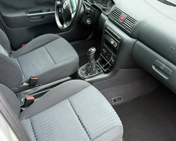 Серый Шкода Октавия, объемом двигателя 1.6 л и пробегом 215 тыс. км за 4750 $, фото 5 на Automoto.ua