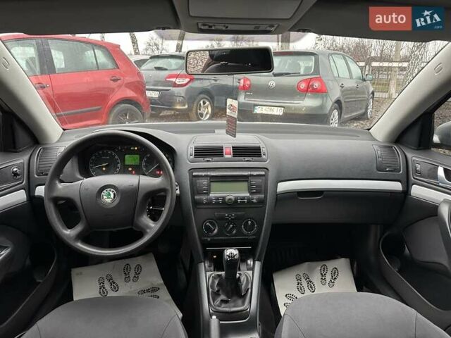 Серый Шкода Октавия, объемом двигателя 1.6 л и пробегом 214 тыс. км за 5000 $, фото 3 на Automoto.ua