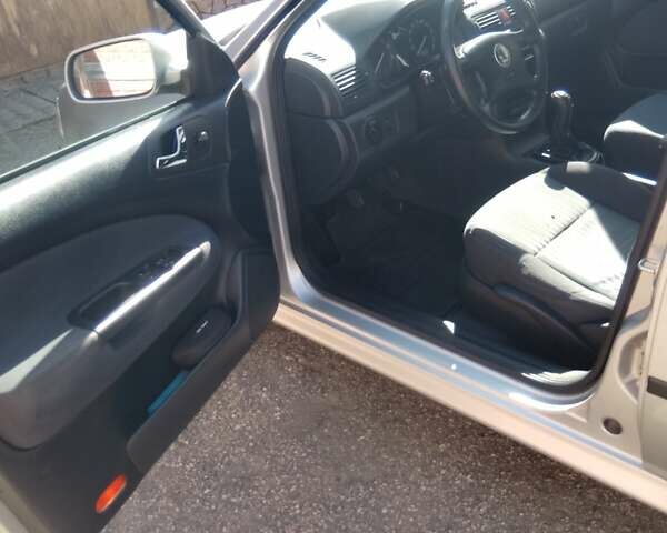 Серый Шкода Октавия, объемом двигателя 1.6 л и пробегом 230 тыс. км за 4850 $, фото 3 на Automoto.ua