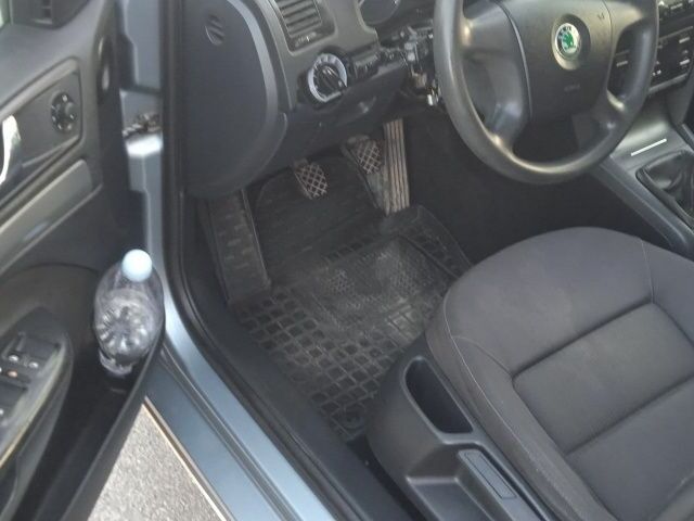 Серый Шкода Октавия, объемом двигателя 1.6 л и пробегом 313 тыс. км за 3500 $, фото 7 на Automoto.ua