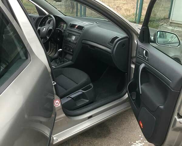 Серый Шкода Октавия, объемом двигателя 1.6 л и пробегом 254 тыс. км за 6400 $, фото 35 на Automoto.ua