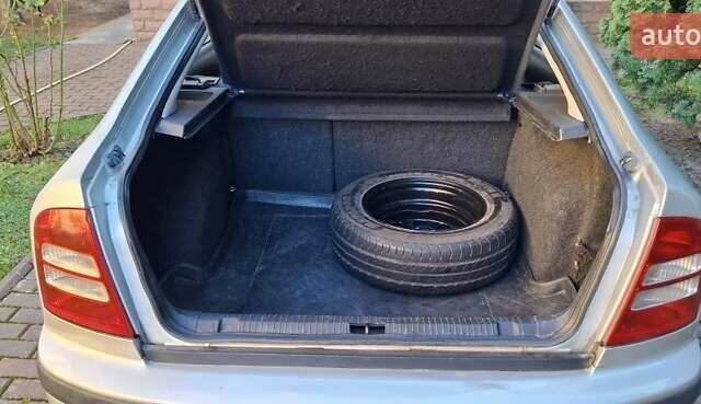 Серый Шкода Октавия, объемом двигателя 2 л и пробегом 296 тыс. км за 4500 $, фото 5 на Automoto.ua