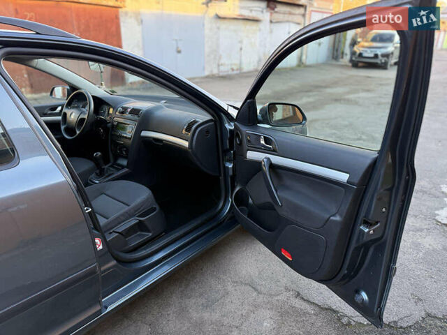 Серый Шкода Октавия, объемом двигателя 1.6 л и пробегом 170 тыс. км за 6500 $, фото 22 на Automoto.ua