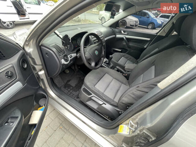 Серый Шкода Октавия, объемом двигателя 1.6 л и пробегом 305 тыс. км за 5200 $, фото 9 на Automoto.ua