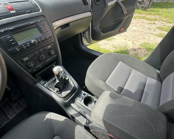 Сірий Шкода Октавія, об'ємом двигуна 2 л та пробігом 211 тис. км за 5100 $, фото 9 на Automoto.ua