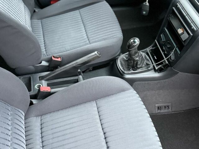 Серый Шкода Октавия, объемом двигателя 1.6 л и пробегом 218 тыс. км за 4400 $, фото 6 на Automoto.ua