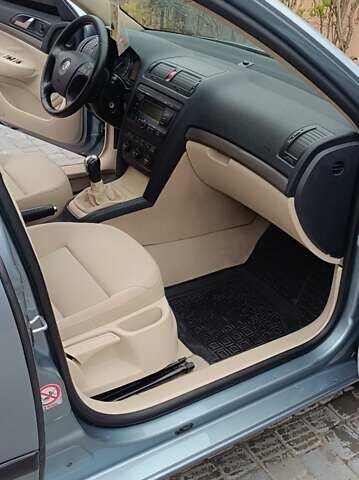 Серый Шкода Октавия, объемом двигателя 1.6 л и пробегом 311 тыс. км за 5600 $, фото 3 на Automoto.ua