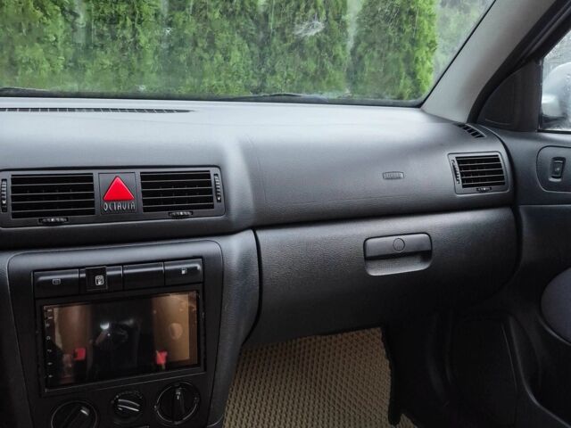 Серый Шкода Октавия, объемом двигателя 1.6 л и пробегом 306 тыс. км за 3500 $, фото 2 на Automoto.ua