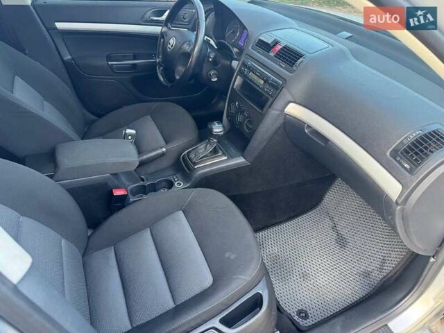 Сірий Шкода Октавія, об'ємом двигуна 2 л та пробігом 242 тис. км за 7400 $, фото 6 на Automoto.ua