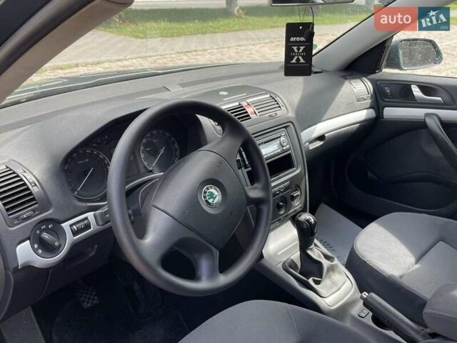 Серый Шкода Октавия, объемом двигателя 1.6 л и пробегом 213 тыс. км за 6100 $, фото 1 на Automoto.ua