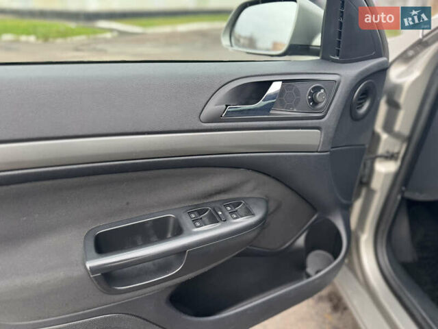 Сірий Шкода Октавія, об'ємом двигуна 2 л та пробігом 208 тис. км за 5600 $, фото 12 на Automoto.ua