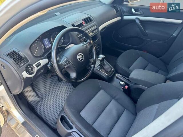 Сірий Шкода Октавія, об'ємом двигуна 2 л та пробігом 242 тис. км за 7400 $, фото 5 на Automoto.ua