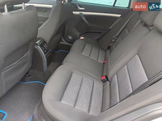 Сірий Шкода Октавія, об'ємом двигуна 2 л та пробігом 240 тис. км за 7000 $, фото 5 на Automoto.ua