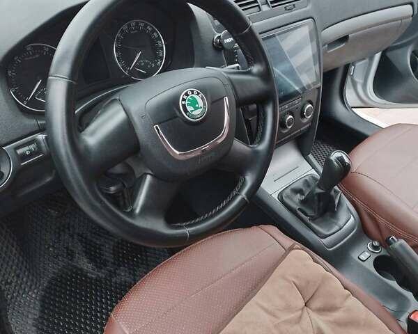Серый Шкода Октавия, объемом двигателя 1.39 л и пробегом 243 тыс. км за 6400 $, фото 9 на Automoto.ua