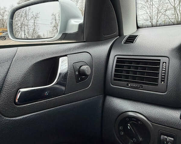 Серый Шкода Октавия, объемом двигателя 1.6 л и пробегом 205 тыс. км за 4750 $, фото 44 на Automoto.ua