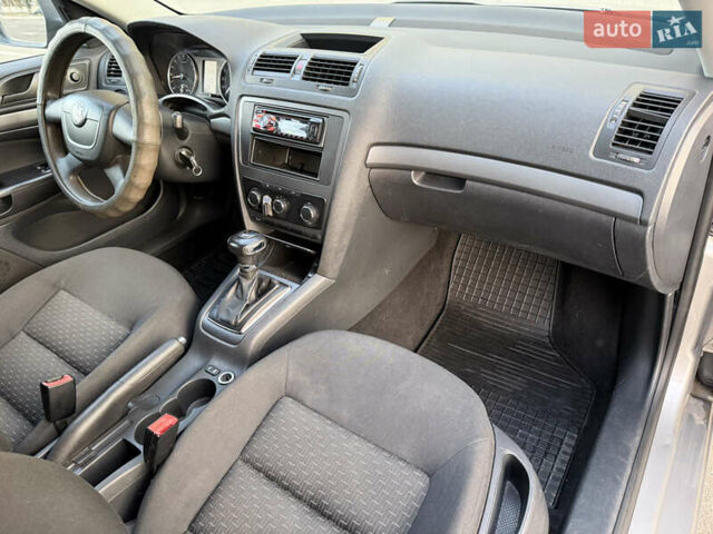 Шкода Октавія 2010 у Києві на Automoto.ua Сірий Шкода Октавія, об'ємом двигуна 1.6 л та пробігом 197 тис. км за 6950 $, фото 20 на Automoto.ua