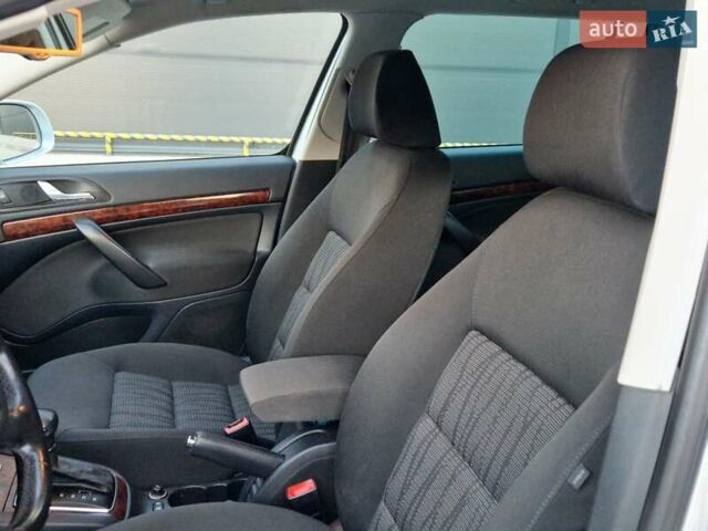 Серый Шкода Октавия, объемом двигателя 1.6 л и пробегом 229 тыс. км за 8300 $, фото 4 на Automoto.ua