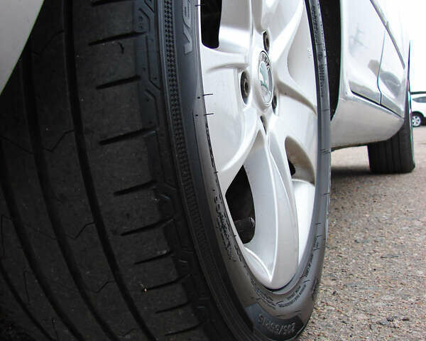 Сірий Шкода Октавія, об'ємом двигуна 1.6 л та пробігом 240 тис. км за 8000 $, фото 5 на Automoto.ua