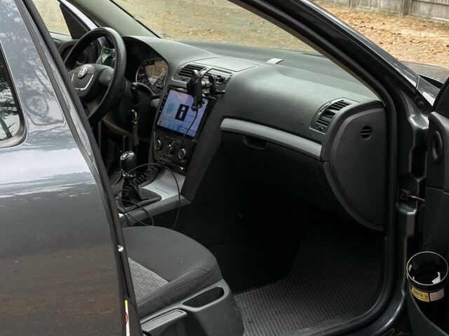 Серый Шкода Октавия, объемом двигателя 1.2 л и пробегом 301 тыс. км за 5800 $, фото 12 на Automoto.ua