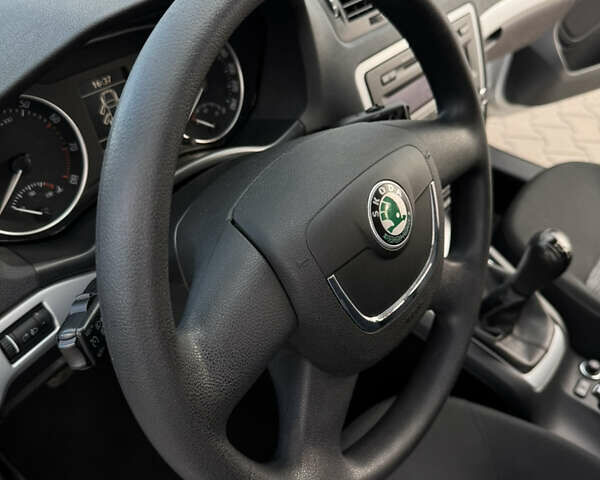 Серый Шкода Октавия, объемом двигателя 1.6 л и пробегом 208 тыс. км за 7999 $, фото 40 на Automoto.ua