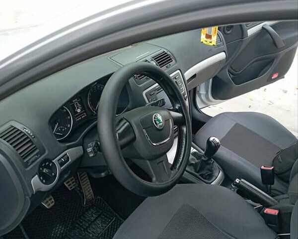 Сірий Шкода Октавія, об'ємом двигуна 1.2 л та пробігом 170 тис. км за 7000 $, фото 6 на Automoto.ua