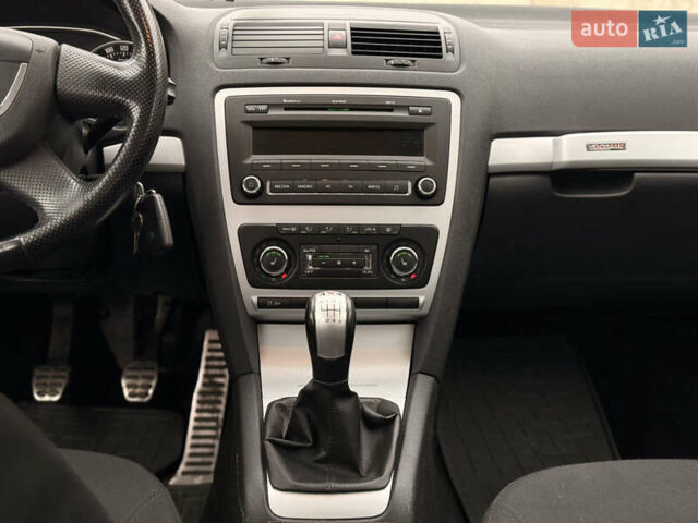 Сірий Шкода Октавія, об'ємом двигуна 1.8 л та пробігом 200 тис. км за 8000 $, фото 14 на Automoto.ua