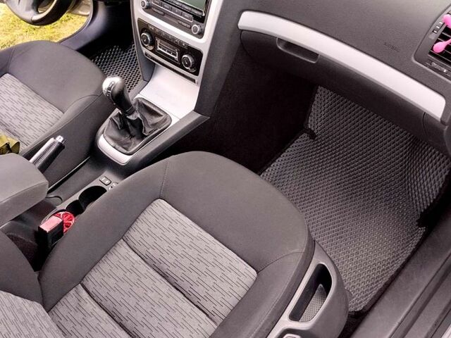 Серый Шкода Октавия, объемом двигателя 1.6 л и пробегом 230 тыс. км за 7800 $, фото 5 на Automoto.ua