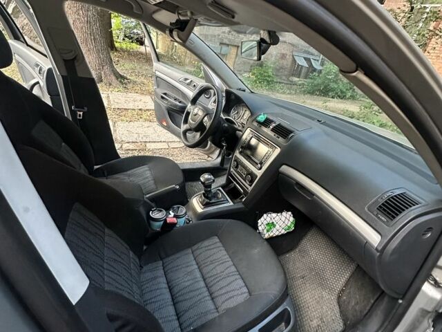 Серый Шкода Октавия, объемом двигателя 1.8 л и пробегом 221 тыс. км за 7500 $, фото 2 на Automoto.ua