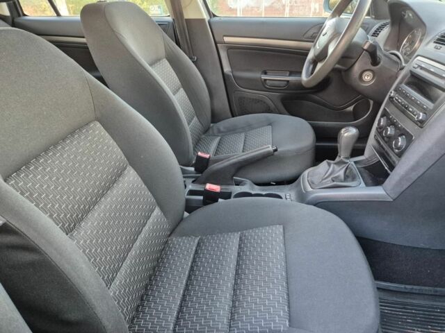 Серый Шкода Октавия, объемом двигателя 1 л и пробегом 225 тыс. км за 6600 $, фото 2 на Automoto.ua