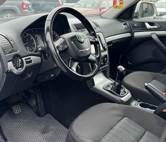 Шкода Октавія 2011 у Кропивницькому (Кіровограді) на Automoto.ua Сірий Шкода Октавія, об'ємом двигуна 1.8 л та пробігом 240 тис. км за 7900 $, фото 9 на Automoto.ua