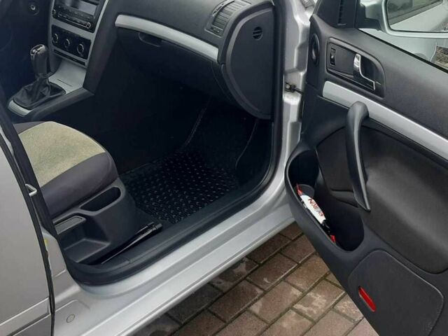 Серый Шкода Октавия, объемом двигателя 1.6 л и пробегом 235 тыс. км за 7400 $, фото 5 на Automoto.ua