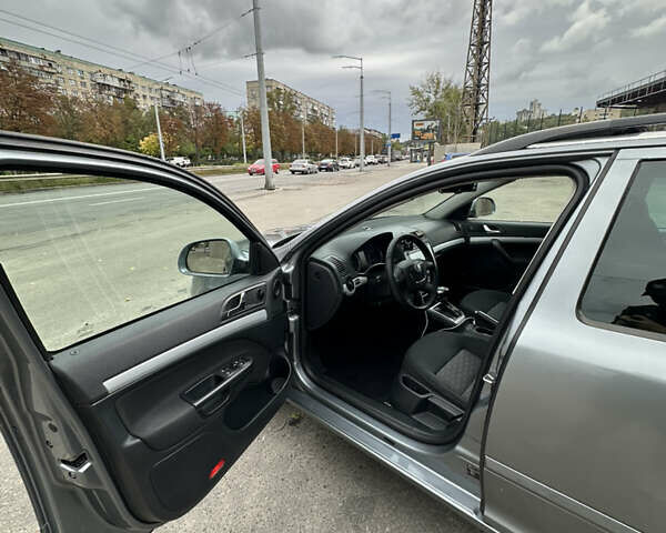 Серый Шкода Октавия, объемом двигателя 1.2 л и пробегом 325 тыс. км за 6500 $, фото 4 на Automoto.ua