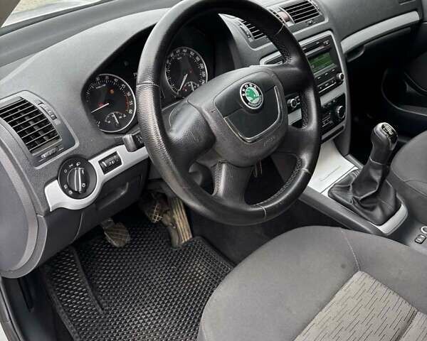 Шкода Октавия 2011 в Долине на Automoto.ua Серый Шкода Октавия, объемом двигателя 1.6 л и пробегом 310 тыс. км за 6750 $, фото 9 на Automoto.ua