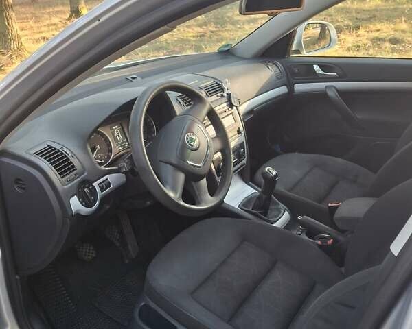 Серый Шкода Октавия, объемом двигателя 1.6 л и пробегом 216 тыс. км за 8200 $, фото 7 на Automoto.ua