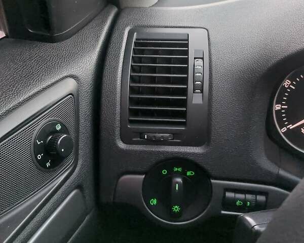 Серый Шкода Октавия, объемом двигателя 1.2 л и пробегом 206 тыс. км за 7300 $, фото 20 на Automoto.ua