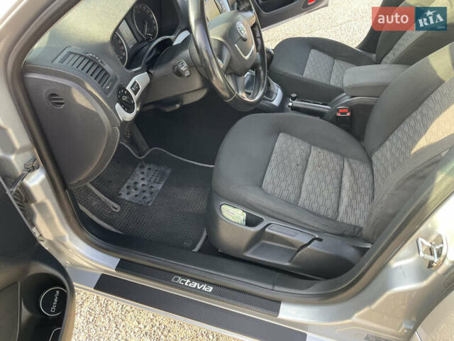 Серый Шкода Октавия, объемом двигателя 1.6 л и пробегом 295 тыс. км за 6800 $, фото 19 на Automoto.ua