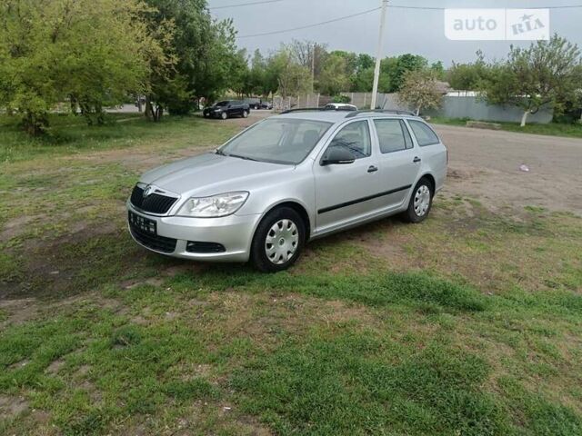 Сірий Шкода Октавія, об'ємом двигуна 1.2 л та пробігом 120 тис. км за 8000 $, фото 1 на Automoto.ua