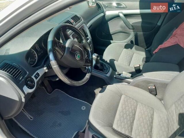 Шкода Октавия 2011 в Черновцах на Automoto.ua Серый Шкода Октавия, объемом двигателя 1.6 л и пробегом 407 тыс. км за 8000 $, фото 5 на Automoto.ua