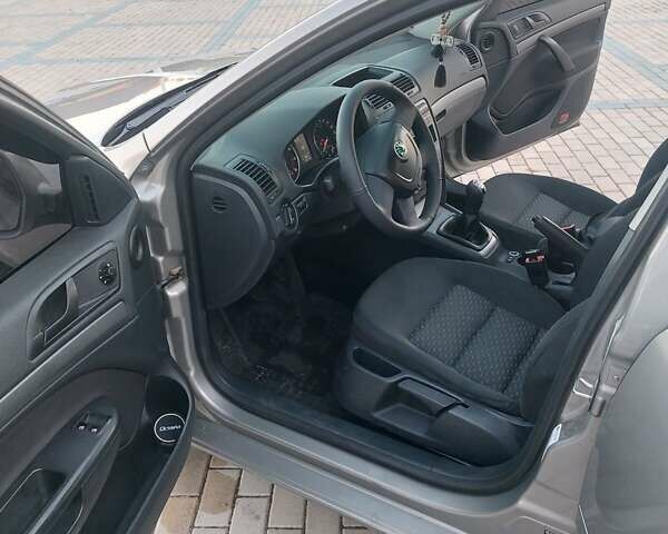 Серый Шкода Октавия, объемом двигателя 1.2 л и пробегом 206 тыс. км за 7300 $, фото 7 на Automoto.ua
