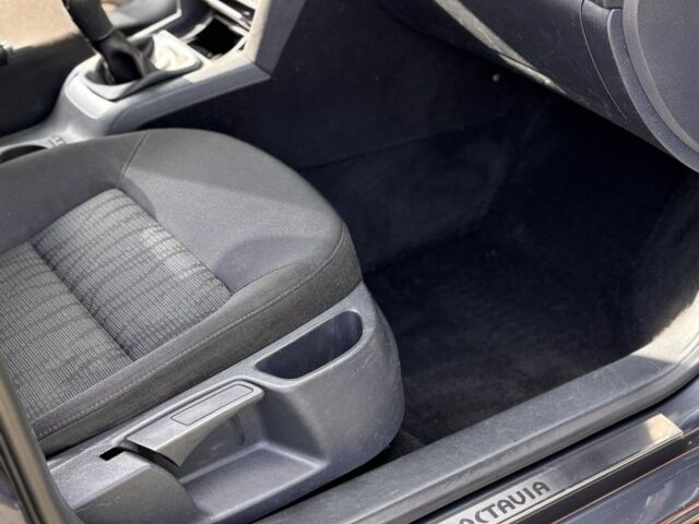 Шкода Октавия 2012 в Ужгороде на Automoto.ua Серый Шкода Октавия, объемом двигателя 1.6 л и пробегом 286 тыс. км за 8350 $, фото 14 на Automoto.ua